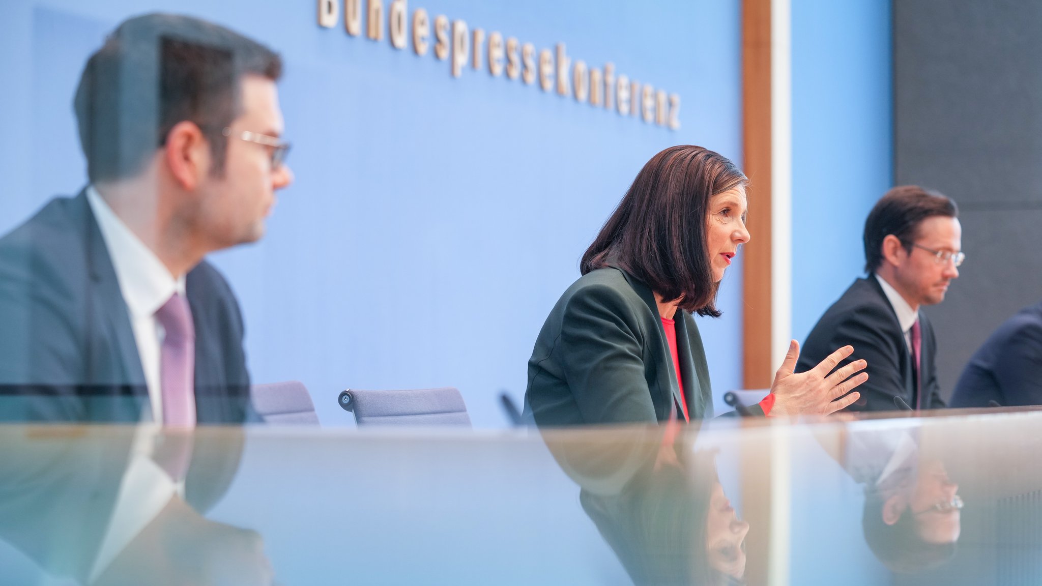 Dirk Wiese (r), stellvertretender SPD-Fraktionsvorsitzender, Katrin Göring-Eckardt (M), Fraktionsvorsitzende von Bündnis 90/Die Grünen, und Marco Buschmann, Erster Parlamentarischer Geschäftsführer der FDP-Bundestagsfraktion