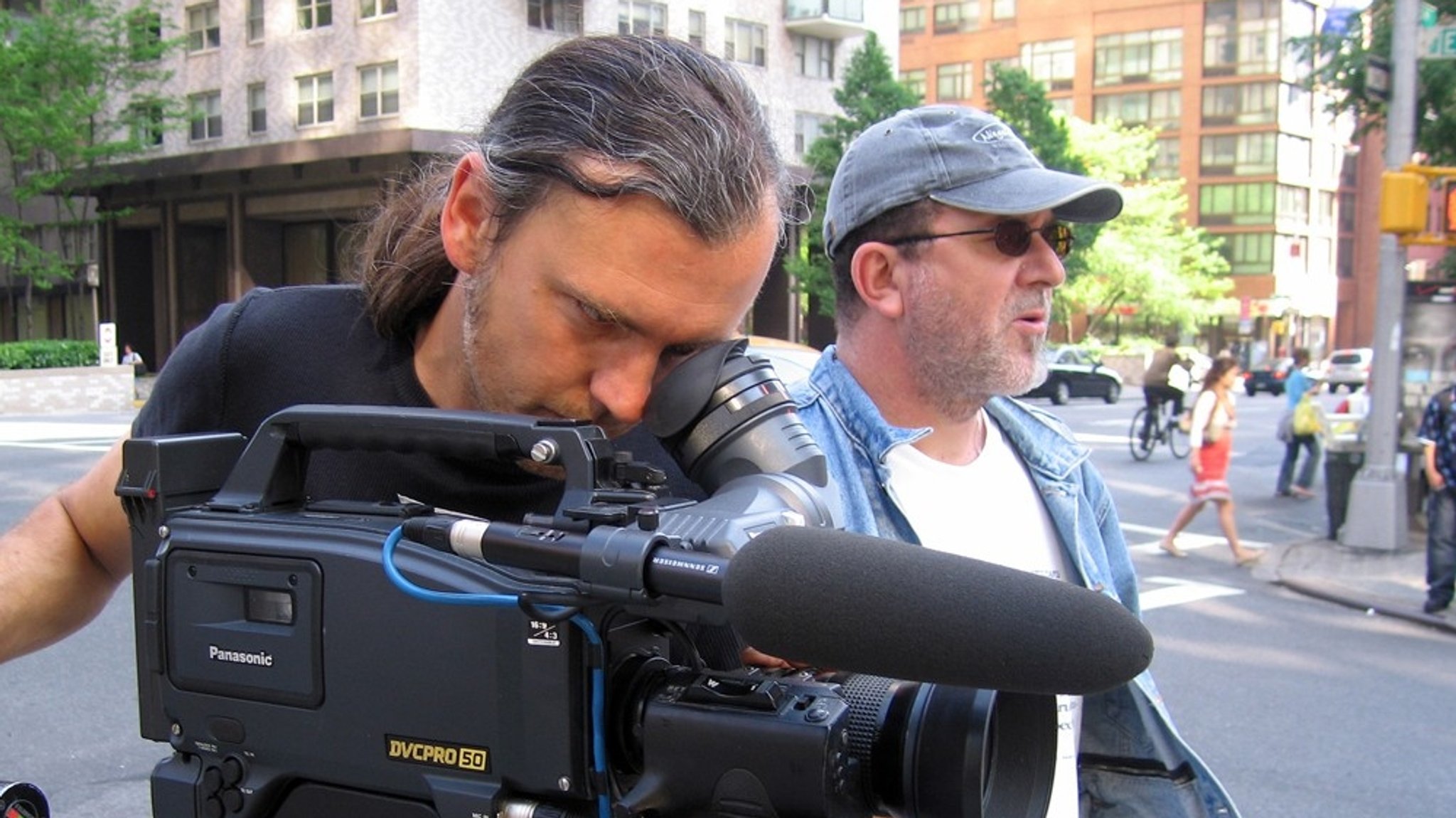Journalist und Historiker Jim Tobias (r.) dreht mit Kameramann Winfried Schuhmann auf den Straßen von New York | Bild: nurinst-archiv Journalist und Historiker Jim Tobias (r.) dreht mit Kameramann Winfried Schuhmann auf den Straßen von New York