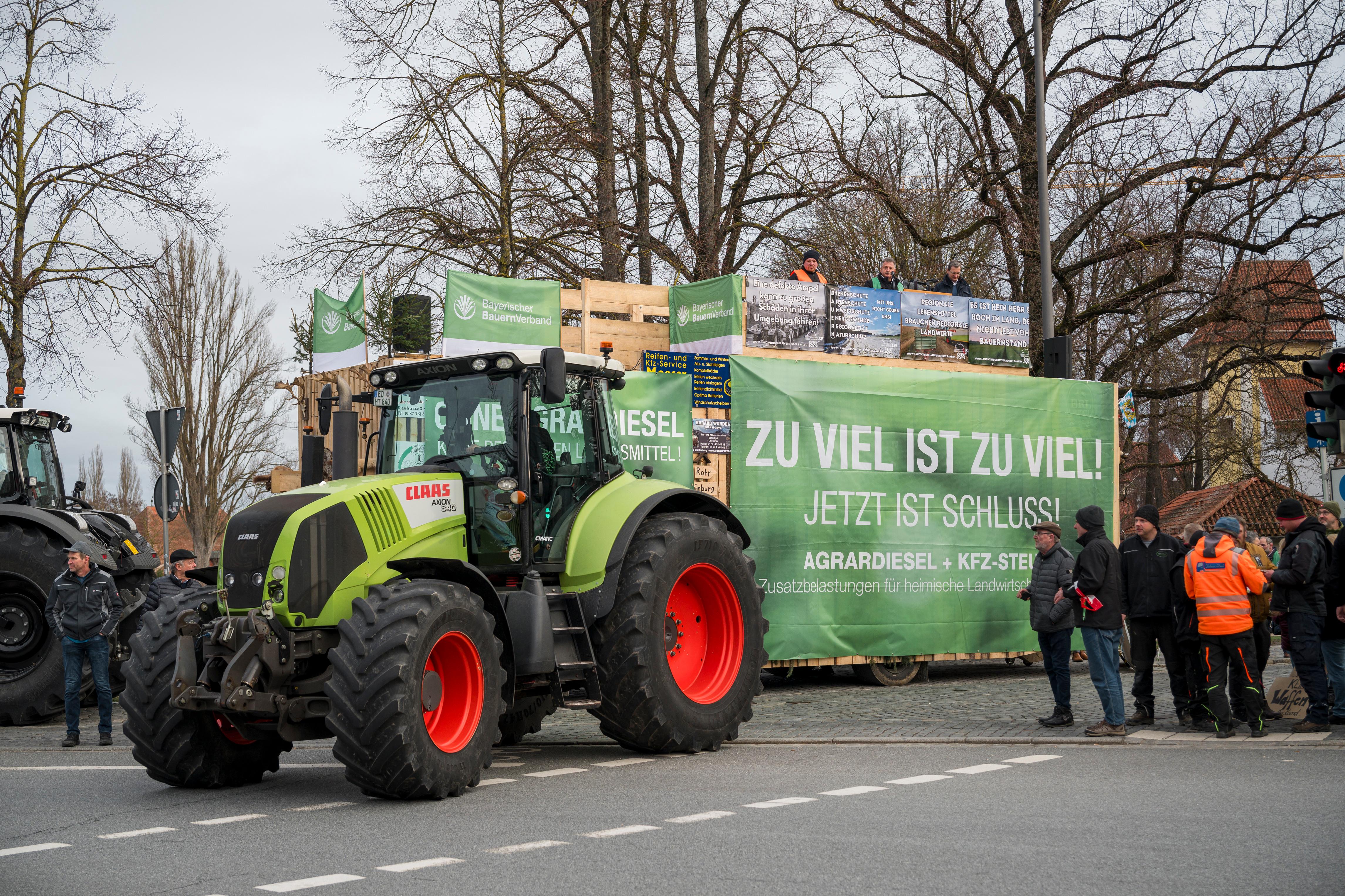 Landwirte demonstrieren in Landshut vor dem politischen Aschermittwoch der Partei Bündnis 90/Die Grünen in Bayern