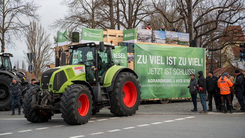 Landwirte demonstrieren in Landshut vor dem politischen Aschermittwoch der Partei Bündnis 90/Die Grünen in Bayern