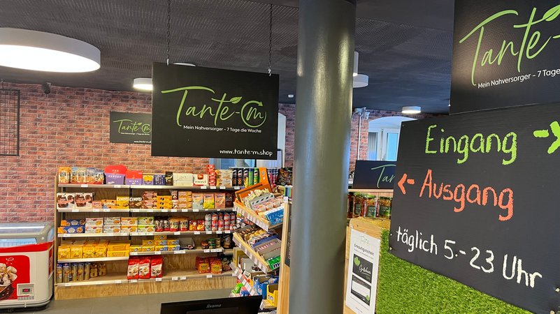 Regale mit Lebensmitteln stehen im Supermarkt "Tante M" in Parkstein.