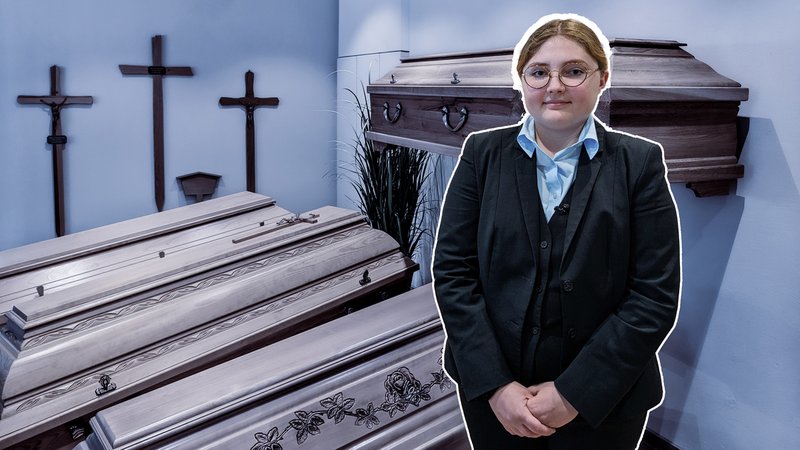 Anna Hesslinger ist Bestatter in der Ausbildung. Sie steht Trauernden bei, organisiert würdevolle Abschiede und sorgt dafür, dass Verstorbenen die letzte Ehre erbracht wird. Kontrovers - Die Story hat sie bei ihrer außergewöhnlichen Berufswahl begleitet. | Bild: Anna Bachner, Montage: BR Anna Hesslinger ist Bestatter in der Ausbildung. Sie steht Trauernden bei, organisiert würdevolle Abschiede und sorgt dafür, dass Verstorbenen die letzte Ehre erbracht wird. Kontrovers - Die Story hat sie bei ihrer außergewöhnlichen Berufswahl begleitet.