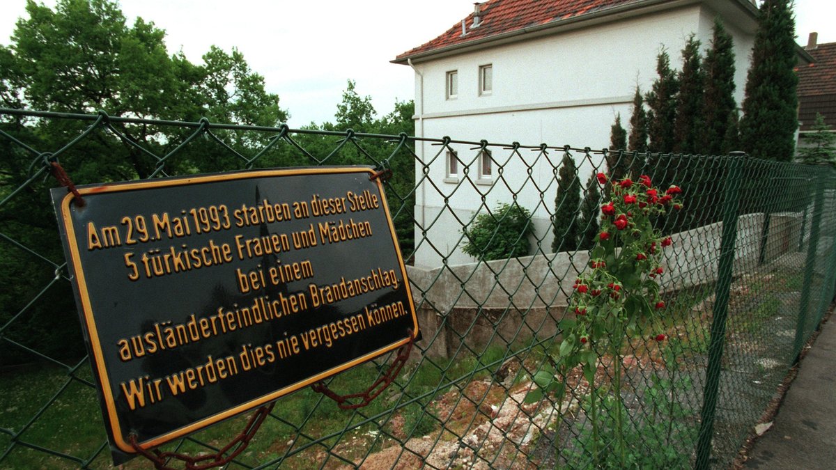 Vor 30 Jahren starben fünf türkische Frauen und Mädchen, als Rechtsradikale in Solingen das Haus der Familie Genc anzündeten.