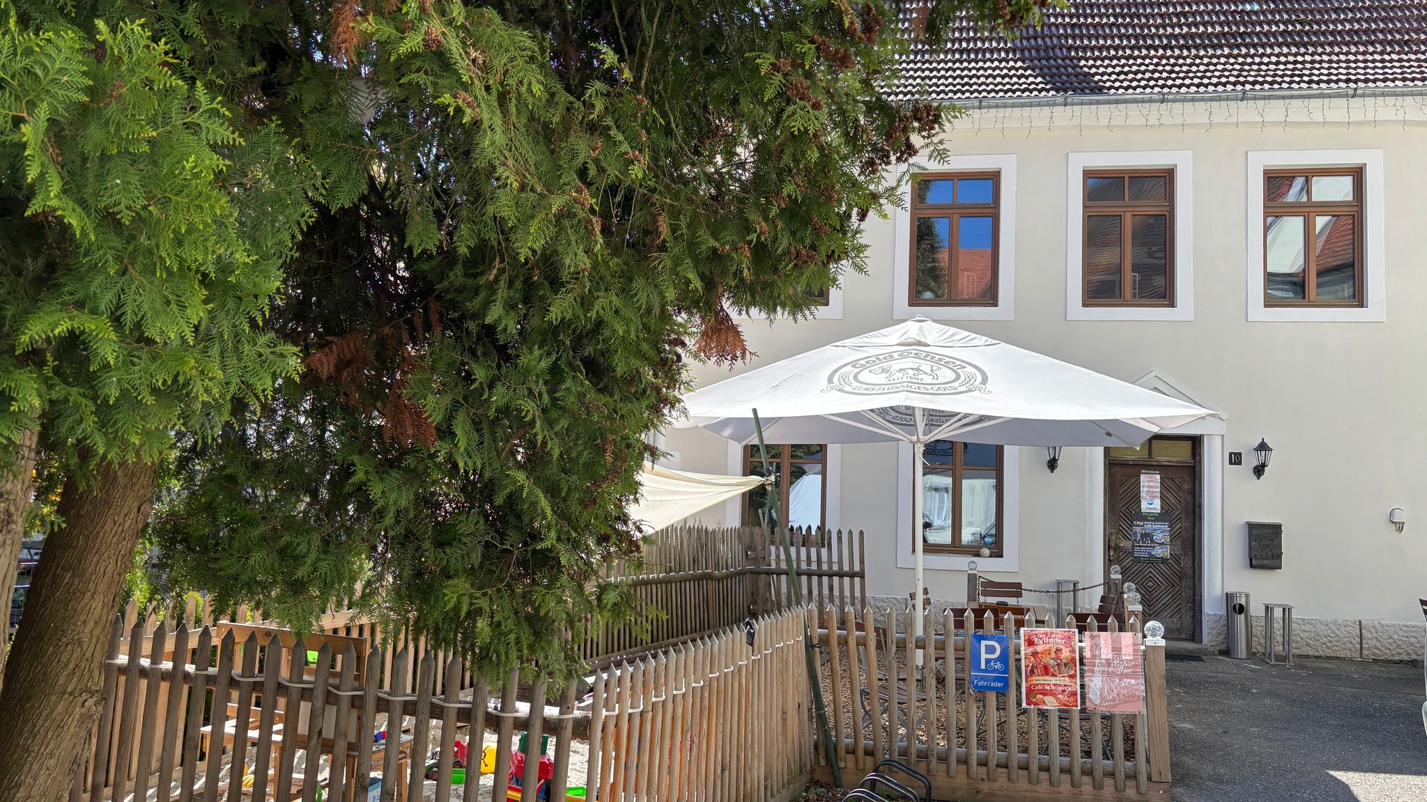 Das Café Schöneck: So kommt wieder Leben in die ehemalige Zoll- und Poststation in Medlingen im Landkreis Dillingen. 