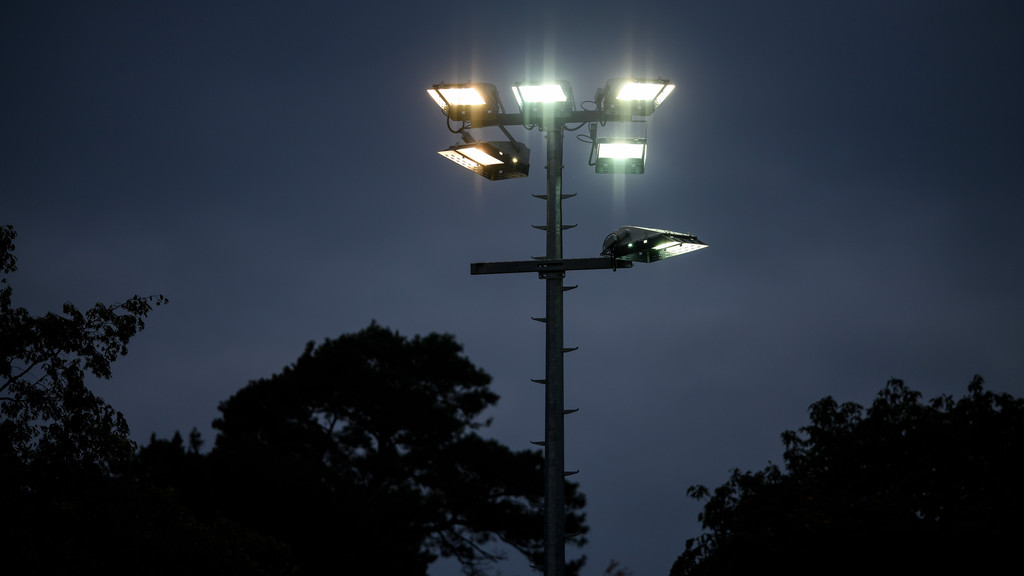 Flutlichtanlage über einem Sportplatz