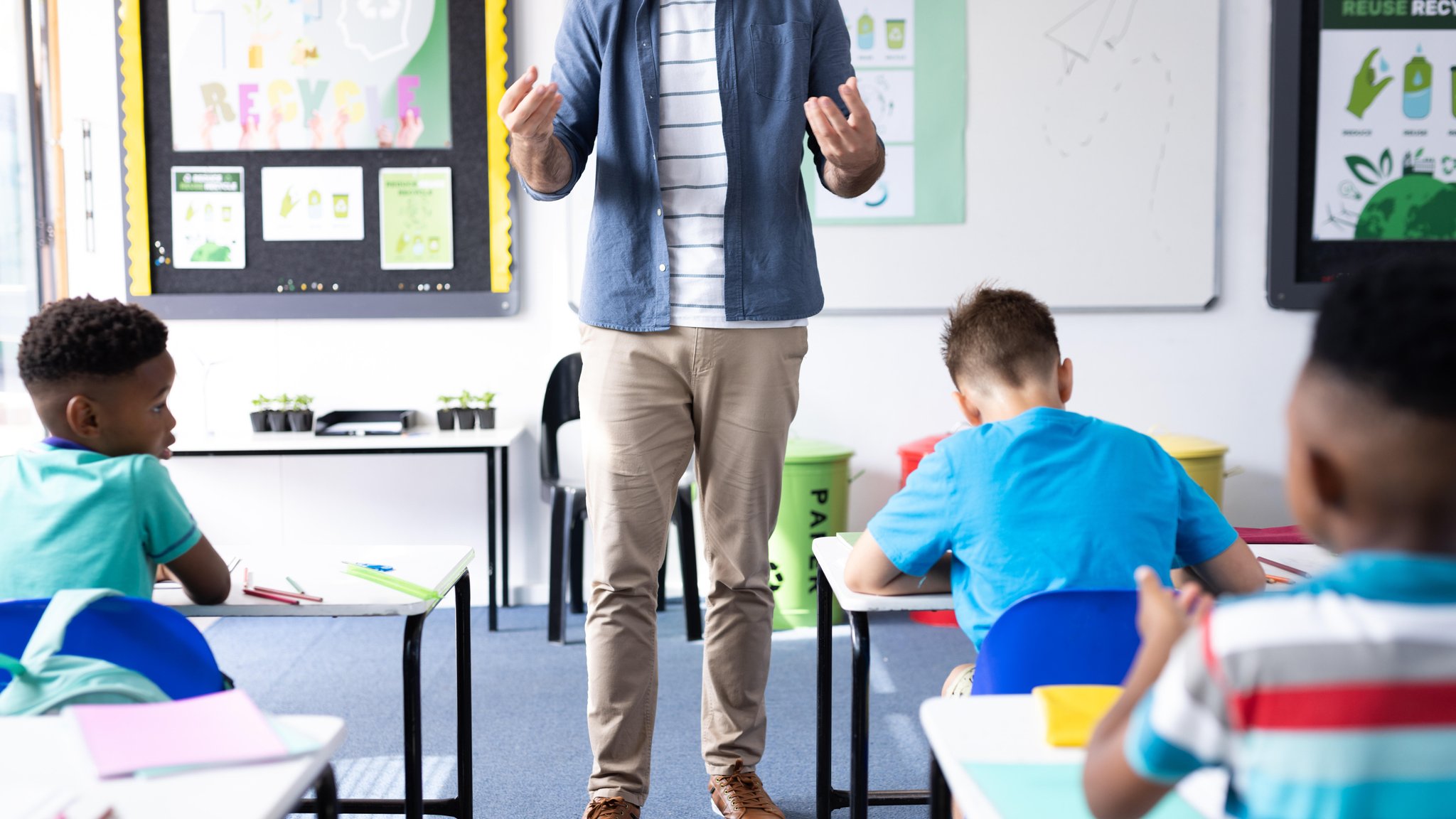 Lehrer und Schüler in einem Klassenzimmer