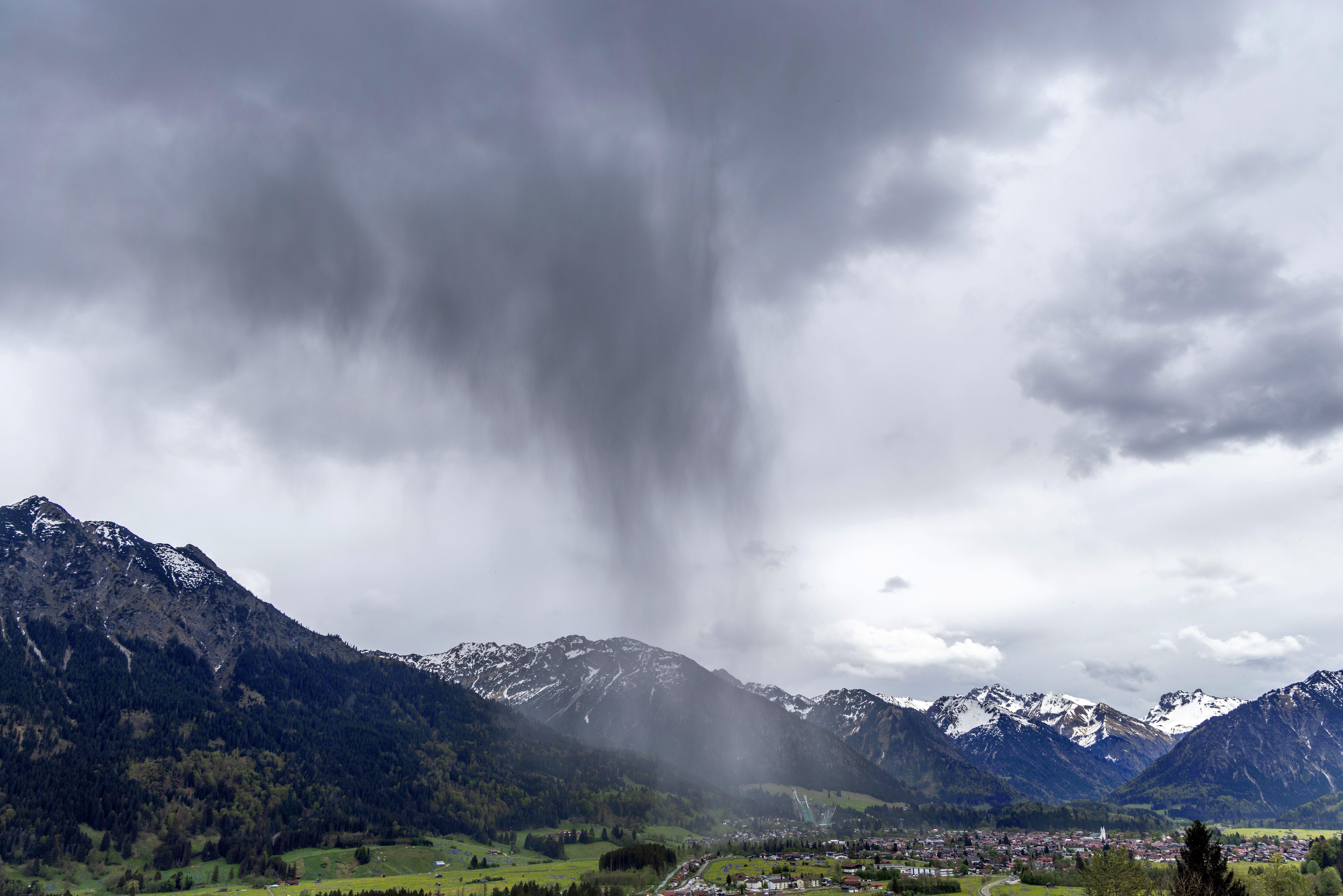 Dunkle Wolken über Oberstdorf. Am Mittwochabend wurde ein Mann in der Wanderregion von einem Fels tödlich verletzt (Symbolbild).