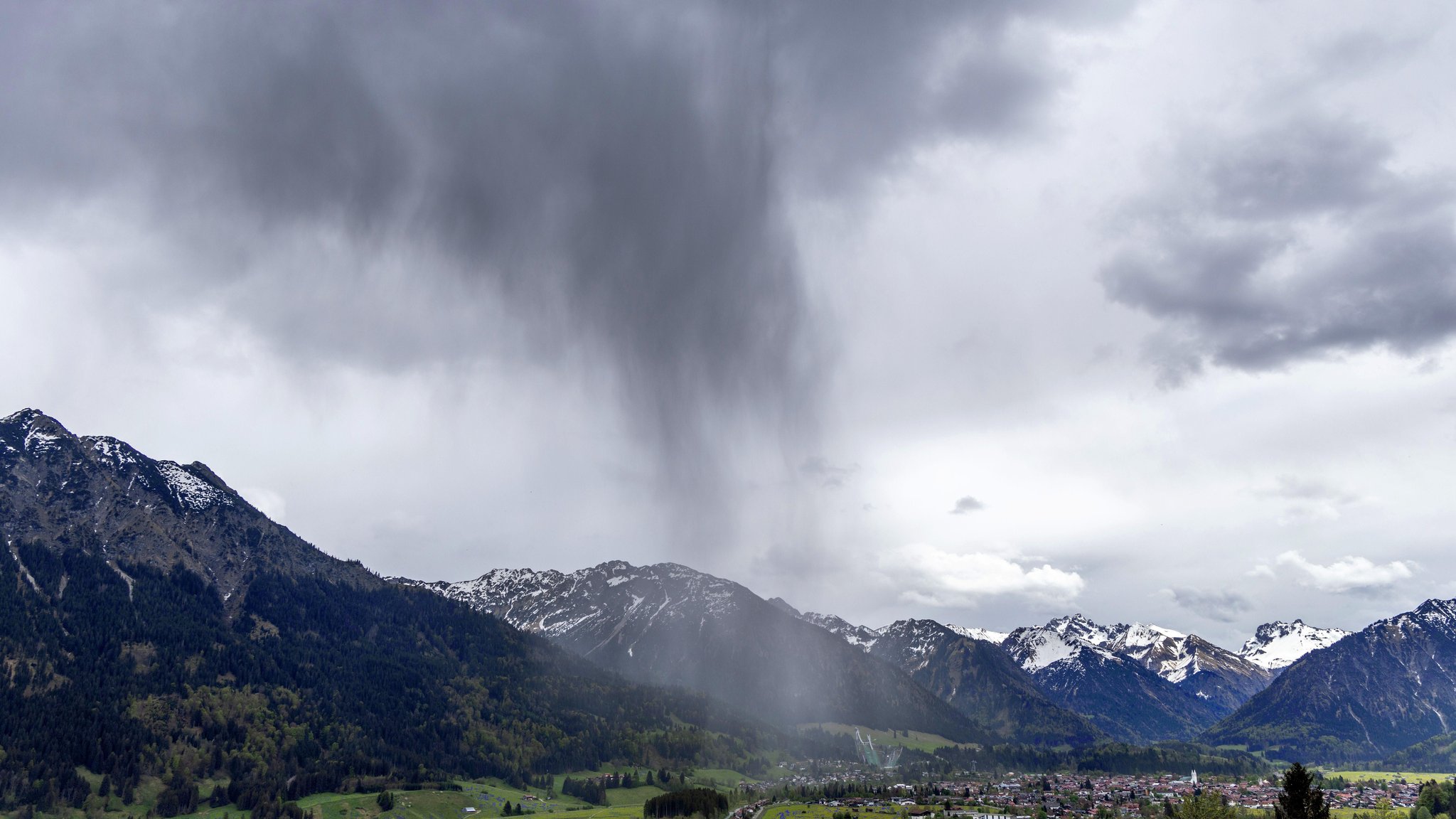 Dunkle Wolken über Oberstdorf. Am Mittwochabend wurde ein Mann in der Wanderregion von einem Fels tödlich verletzt (Symbolbild).