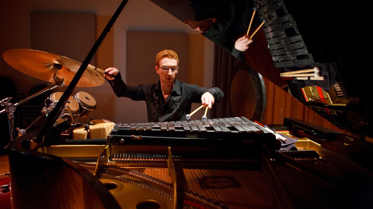 Danny Holt spielt neben dem Klavier auch verschiedene Perkussioninstrumente.