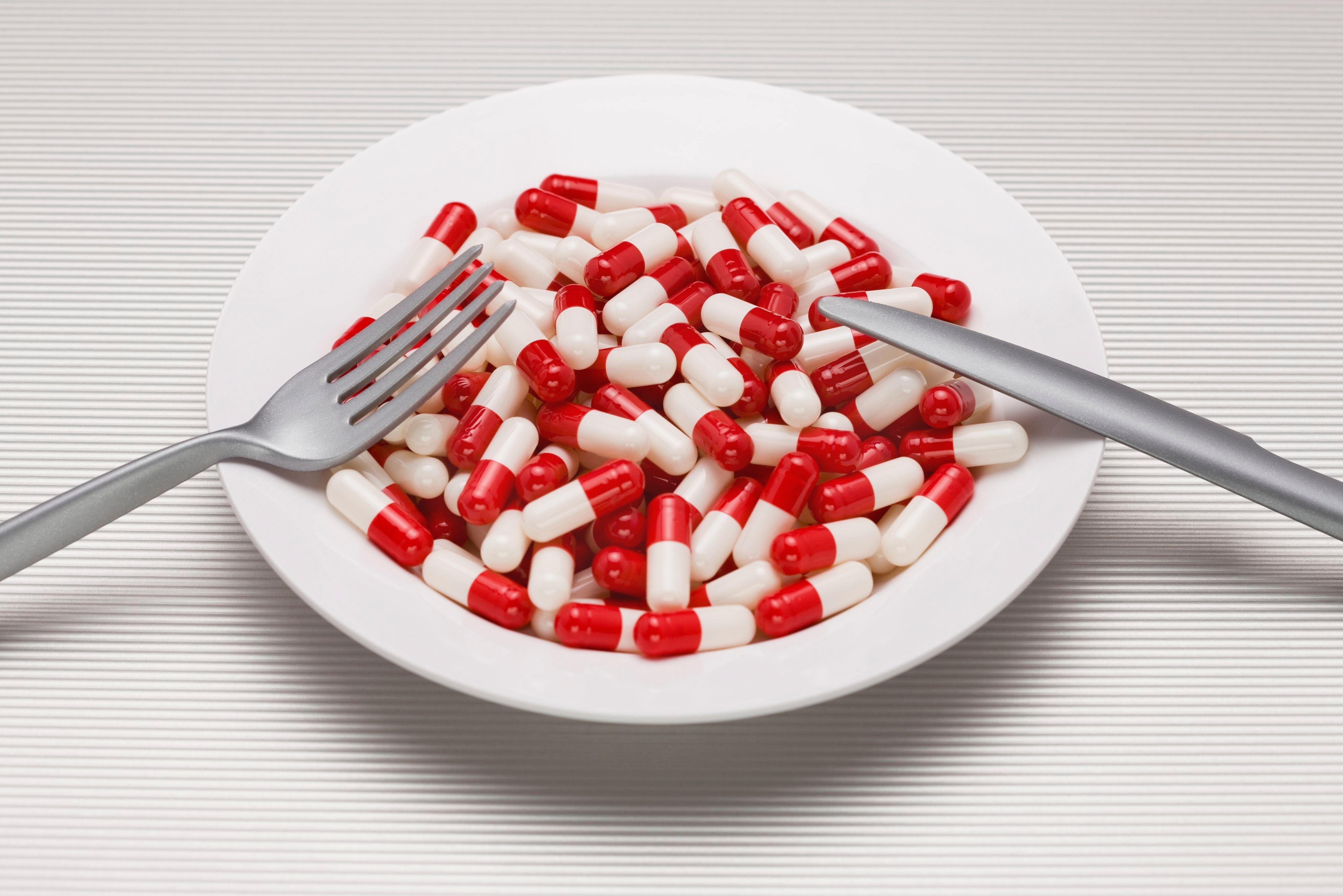 Ein Teller voller Tabletten. Viele Menschen, die abnehmen wollen, sehen Tabletten oder Spritzen - sogenannte Appetitzügler - als ihre einzige Chance.