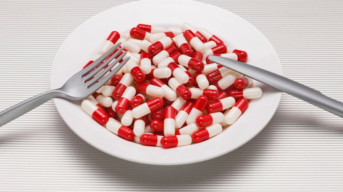 Ein Teller voller Tabletten. Viele Menschen, die abnehmen wollen, sehen Tabletten oder Spritzen - sogenannte Appetitzügler - als ihre einzige Chance.
