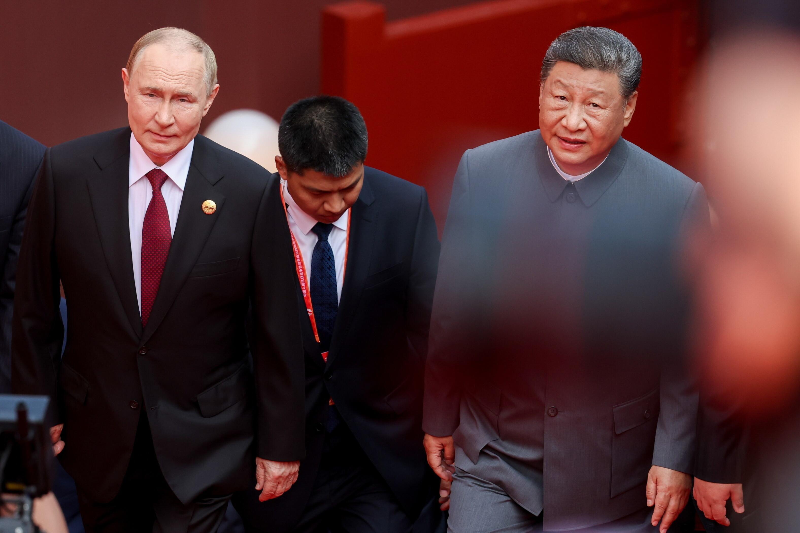 Die beiden Politiker schreiten eine Treppe hoch 