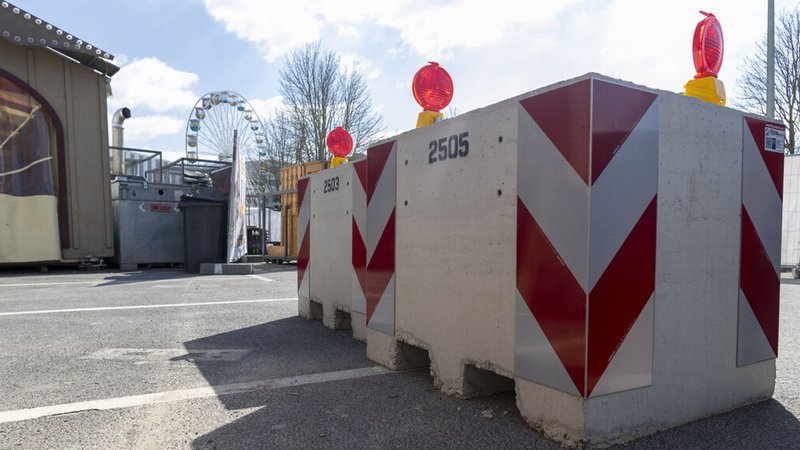 27.03.2025, Bayern, Würzburg: Anti-Terror-Sperren, das sogenannte Fahrzeug-Blockier-System (FBS), sollen das Würzburger Frühjahrsvoksfest vor Anschlägen mit Fahrzeugen schützen. Die Sicherheitsmaßnahmen sind beim Presserundgang über das Würzburger Frühjahrsvolksfest vorgestellt worden. Foto: Heiko Becker/dpa +++ dpa-Bildfunk +++ | Bild: dpa-Bildfunk/Heiko Becker 27.03.2025, Bayern, Würzburg: Anti-Terror-Sperren, das sogenannte Fahrzeug-Blockier-System (FBS), sollen das Würzburger Frühjahrsvoksfest vor Anschlägen mit Fahrzeugen schützen. Die Sicherheitsmaßnahmen sind beim Presserundgang über das Würzburger Frühjahrsvolksfest vorgestellt worden. Foto: Heiko Becker/dpa +++ dpa-Bildfunk +++