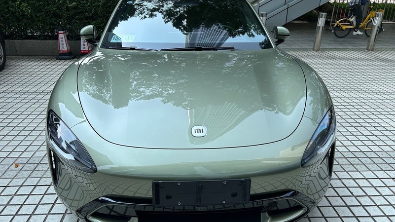 Das Unternehmen Xiaomi baut normalerweise Handys. Jetzt aber hat die Firma eine Porsche-Kopie auf den Markt geworfen – zum Kampfpreis von umgerechnet rund 30.000 Euro. Junge Chinesen finden die Porsche-Kopie cool. Aber deutsche Autobauer können mit solchen Preisen nicht mitziehen. | Bild: BR / Astrid Freyeisen Das Unternehmen Xiaomi baut normalerweise Handys. Jetzt aber hat die Firma eine Porsche-Kopie auf den Markt geworfen – zum Kampfpreis von umgerechnet rund 30.000 Euro. Junge Chinesen finden die Porsche-Kopie cool. Aber deutsche Autobauer können mit solchen Preisen nicht mitziehen.
