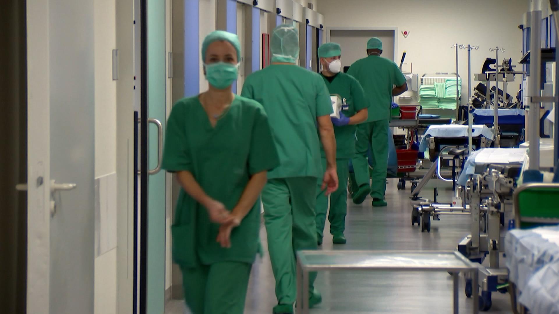 Die Krankenhausreform von Karl Lauterbach nimmt die erste Hürde und passiert das Kabinett.