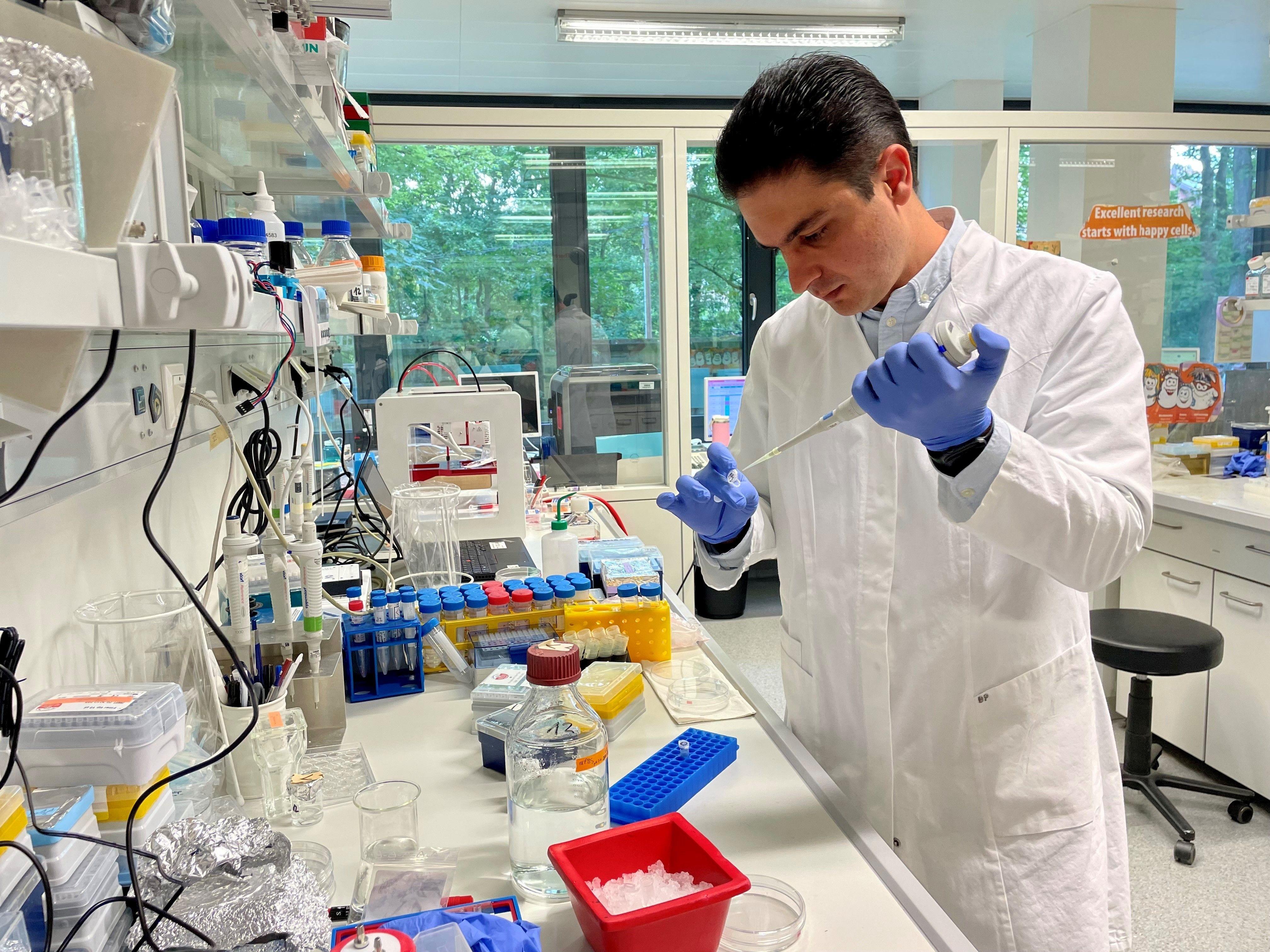 Ein wissenschaftlicher Mitarbeiter der FAU produziert ein Gel, das in Zukunft Herzschrittmacher ersetzen könnte.