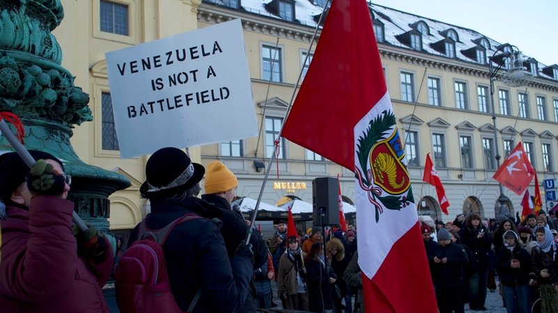 Bayern demonstrieren gegen US-Angriff auf Venezuela | Bild: dpa-Bildfunk/Michael Faulhaber Bayern demonstrieren gegen US-Angriff auf Venezuela