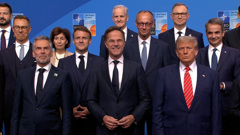 Die Politikerinnen und Politiker beim Nato-Gipfel stehen zum Gruppenfoto zusammen. Fünf Prozent ihres Bruttoinlandsprodukts werden die Nato-Partner verpflichtend bis 2035 für Verteidigung ausgeben. | Bild: Bayerischer Rundfunk 2025 Die Politikerinnen und Politiker beim Nato-Gipfel stehen zum Gruppenfoto zusammen. Fünf Prozent ihres Bruttoinlandsprodukts werden die Nato-Partner verpflichtend bis 2035 für Verteidigung ausgeben.