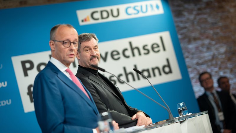 Der CDU-Parteivorsitzende und Kanzlerkandidat Friedrich Merz mit dem CSU-Parteivorsitzenden und Ministerpräsidenten Markus Söder | Bild: picture alliance / Chris Emil Janßen | Chris Emil Janssen Der CDU-Parteivorsitzende und Kanzlerkandidat Friedrich Merz mit dem CSU-Parteivorsitzenden und Ministerpräsidenten Markus Söder