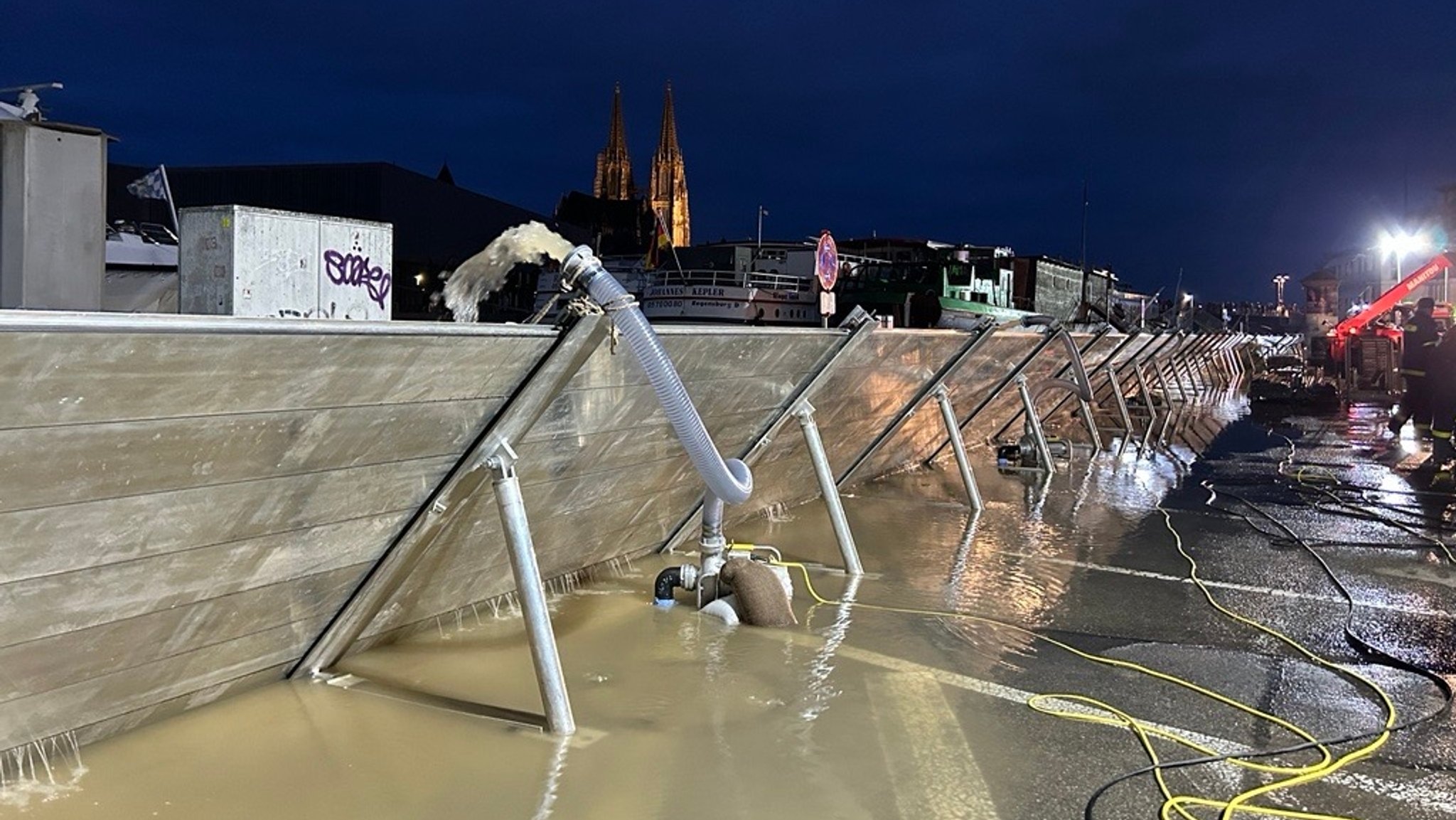 Hochwasser-Lage weiter kritisch – Evakuierungen in Regensburg