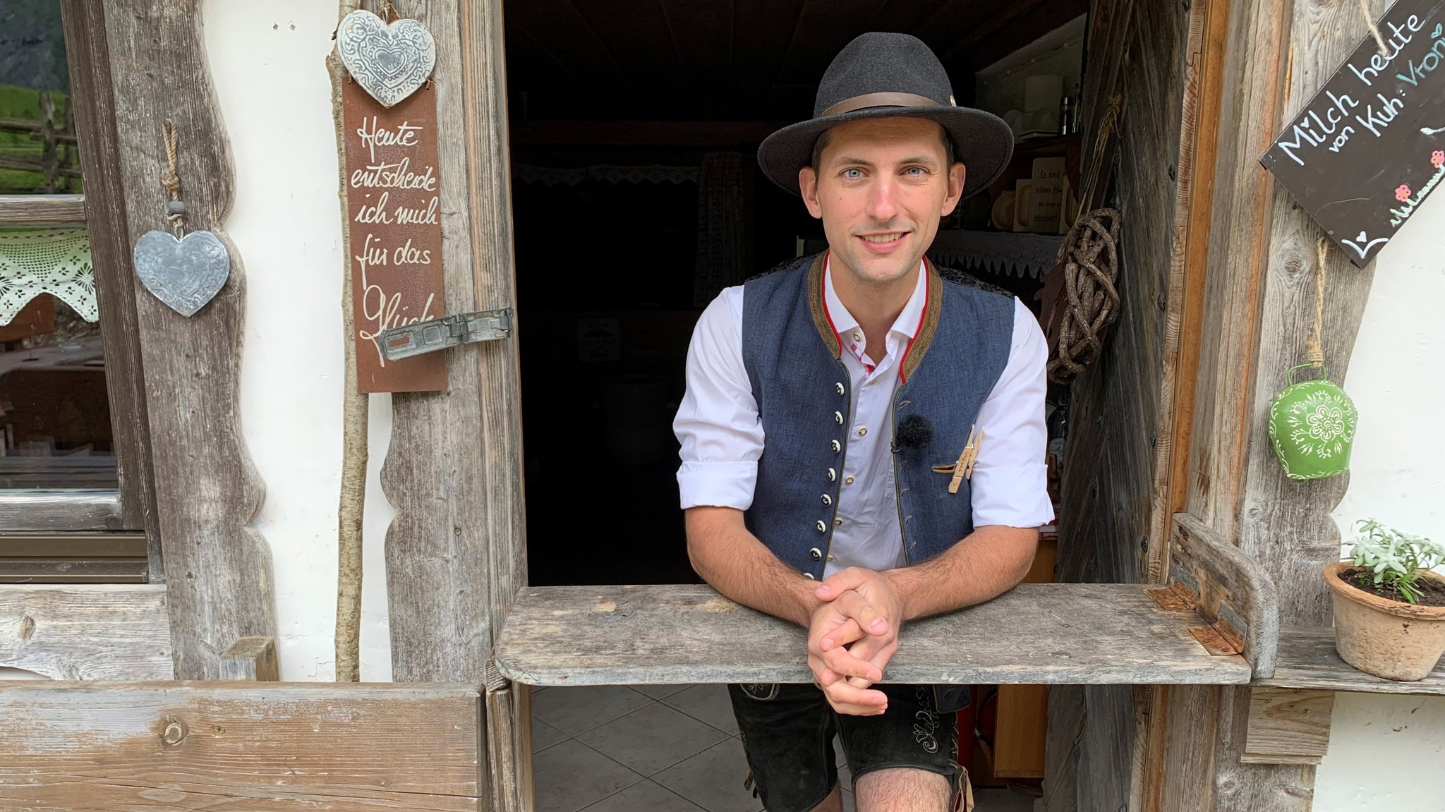 Mathias Hamann steht in Tracht am Ausschank.