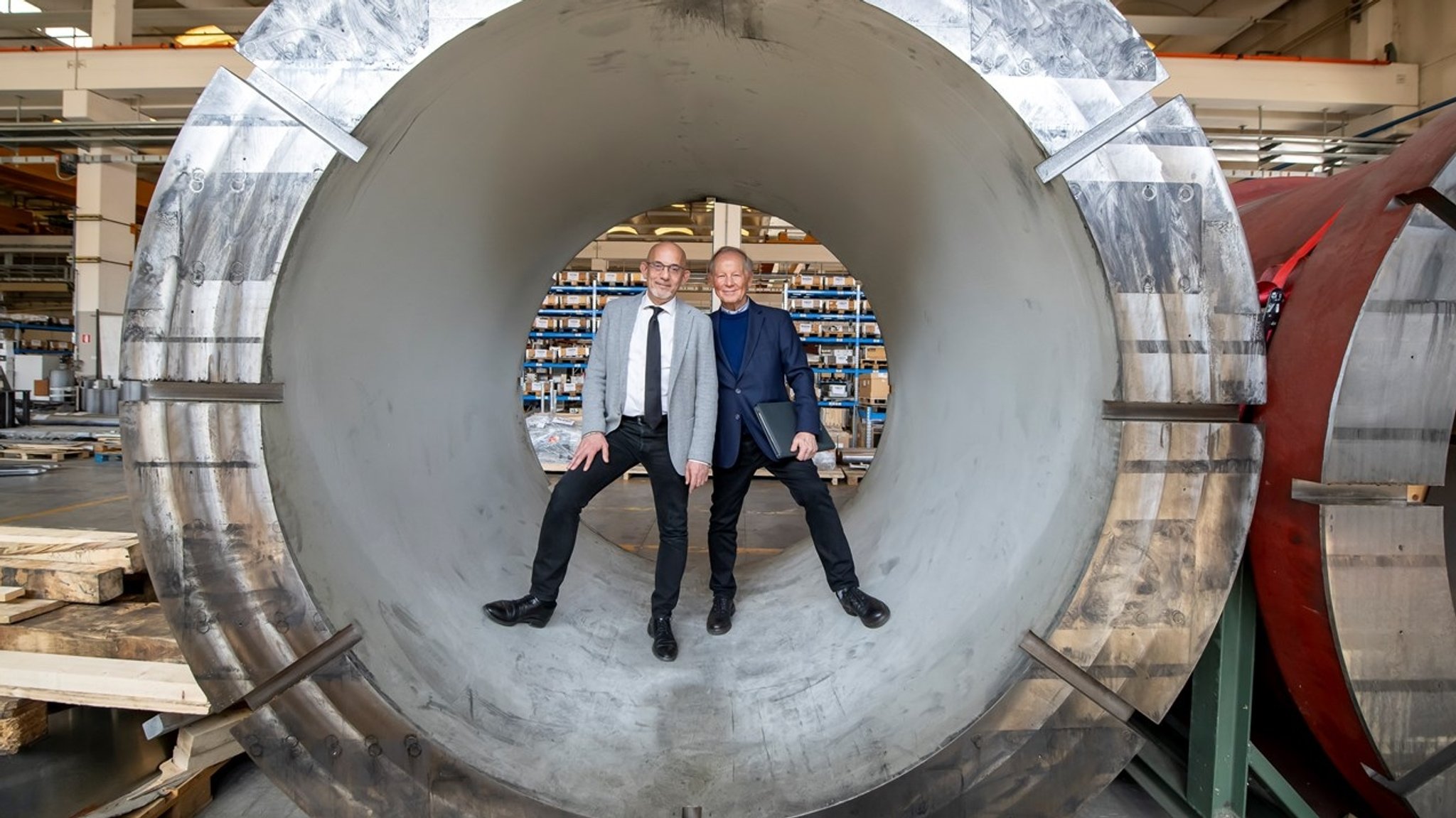 Ingenieur Richard Oberle aus Elsenfeld (rechts) zusammen mit seinem italienischen Kompagnon Fiorenci Dioni (links). Die Männer stehen in einer großen Metallrolle.