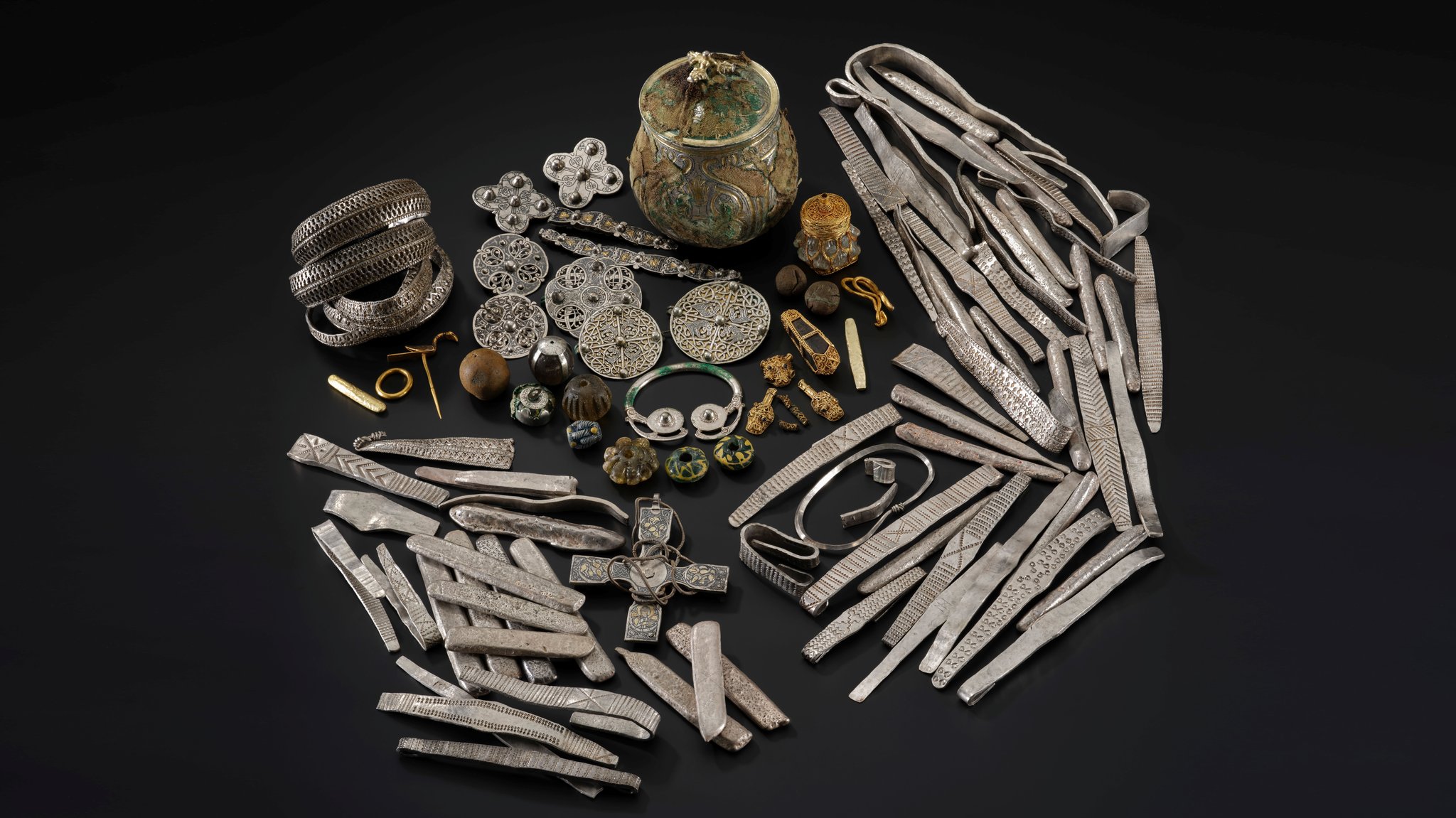 2014 von einem Sondengänger in Schottland entdeckt: der Galloway-Hoard, ein Depotfund und wikingerzeitlicher Schatz mit silbernen Armreifen, Fibeln, Goldschmuck und weiteren Stücken. | Bild: National Museums Scotland 2014 von einem Sondengänger in Schottland entdeckt: der Galloway-Hoard, ein Depotfund und wikingerzeitlicher Schatz mit silbernen Armreifen, Fibeln, Goldschmuck und weiteren Stücken.