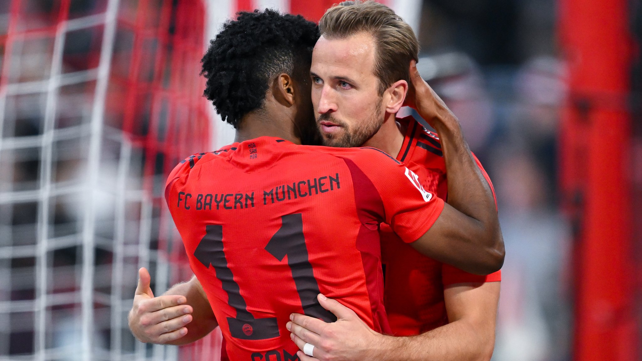 Kingsley Coman umarmt Henry Kane