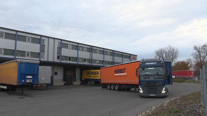 Lkw auf Firmengelände | Bild: BR Lkw auf Firmengelände