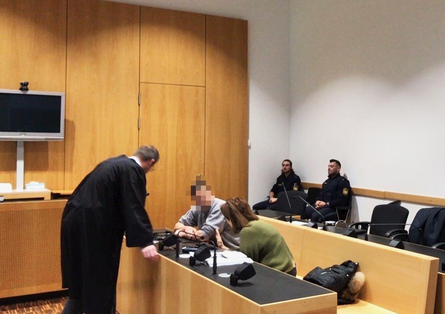 Der Angeklagte im Gerichtssaal im Landgericht Augsburg.