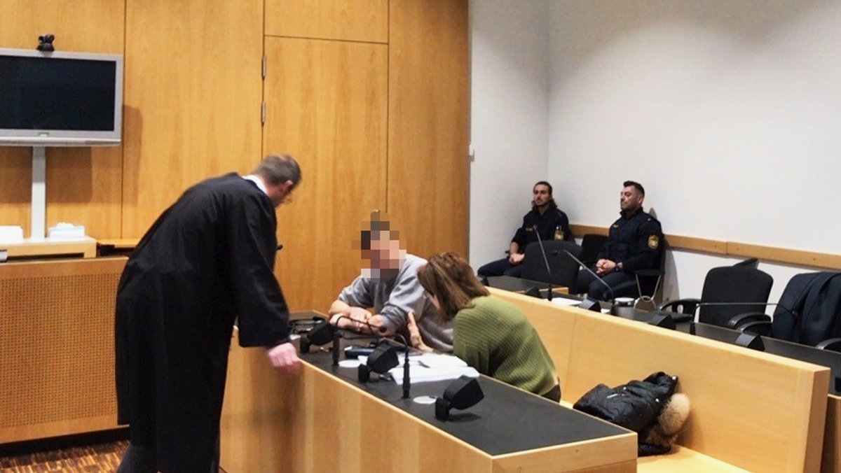 Der Angeklagte im Gerichtssaal im Landgericht Augsburg.