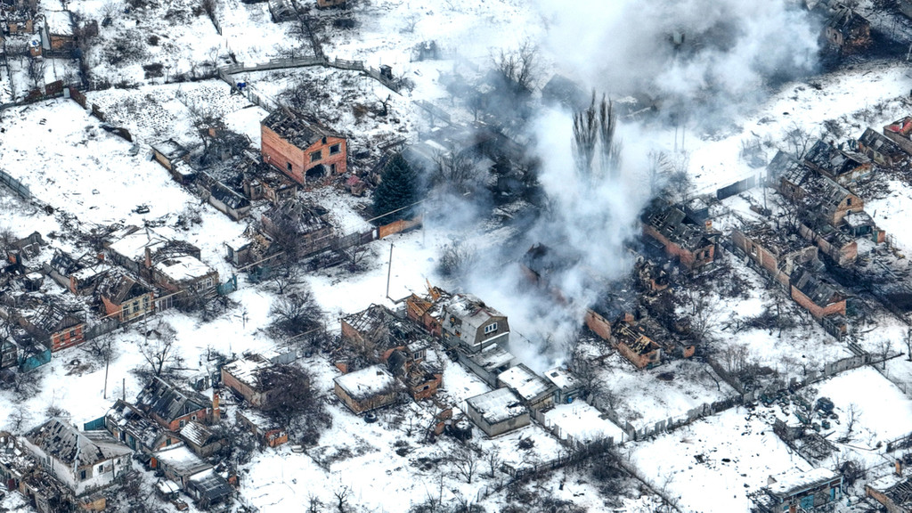 Archivbild vom 14.02.2023: Eine Luftaufnahme von Bachmut in der Ukraine, dem Schauplatz schwerer Kämpfe mit russischen Truppen.