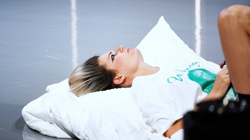 Schauspielerin Liv Stapelfeldt liegt auf einer weißen Daunendecke und starrt an die Decke | Bild: Gabriela Neeb / Volkstheater München Schauspielerin Liv Stapelfeldt liegt auf einer weißen Daunendecke und starrt an die Decke