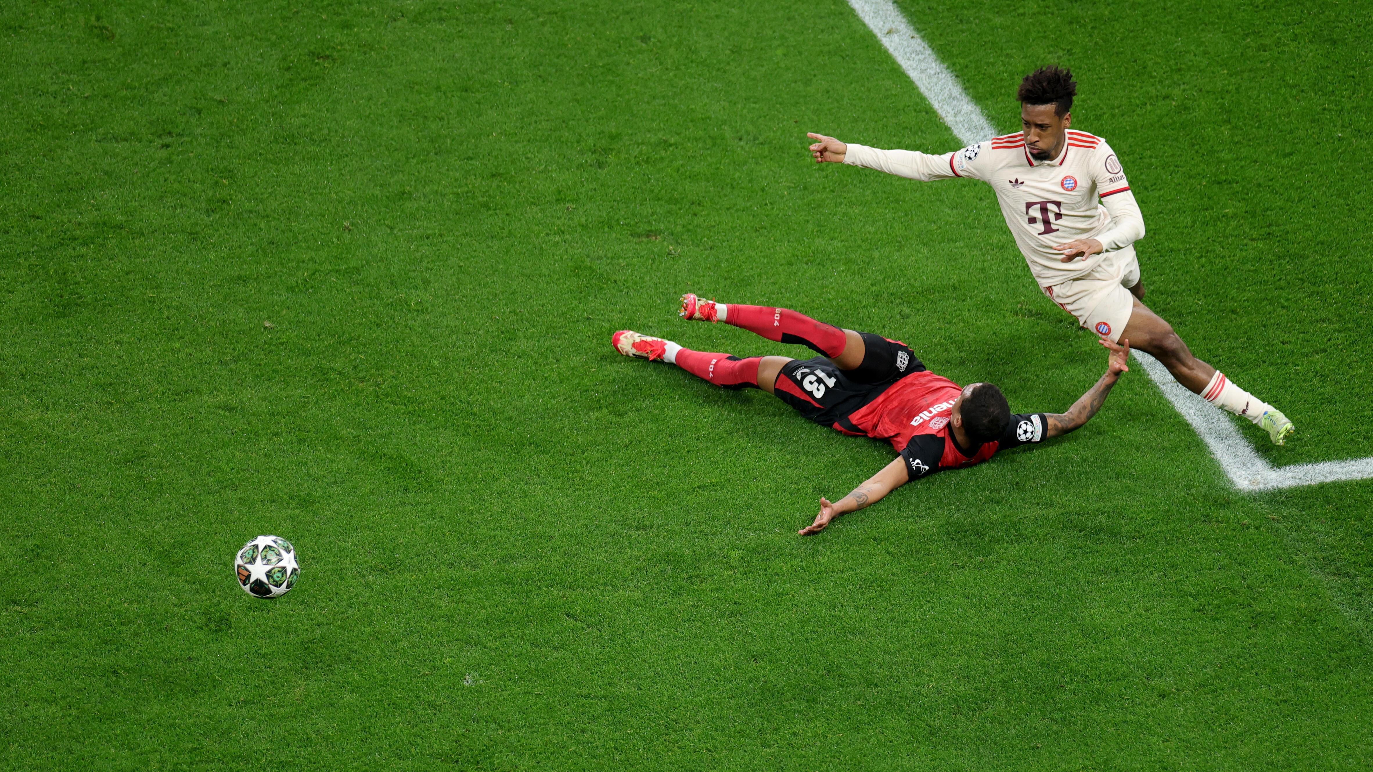 Kingsley Coman (FC Bayern) im Duell mit Arthur (Bayer Leverkusen)