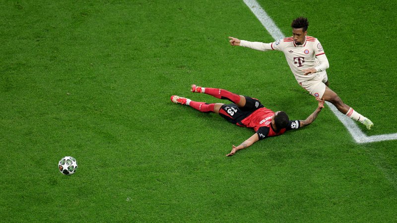 Kingsley Coman (FC Bayern) im Duell mit Arthur (Bayer Leverkusen) | Bild: picture alliance/dpa | Rolf Vennenbernd Kingsley Coman (FC Bayern) im Duell mit Arthur (Bayer Leverkusen)