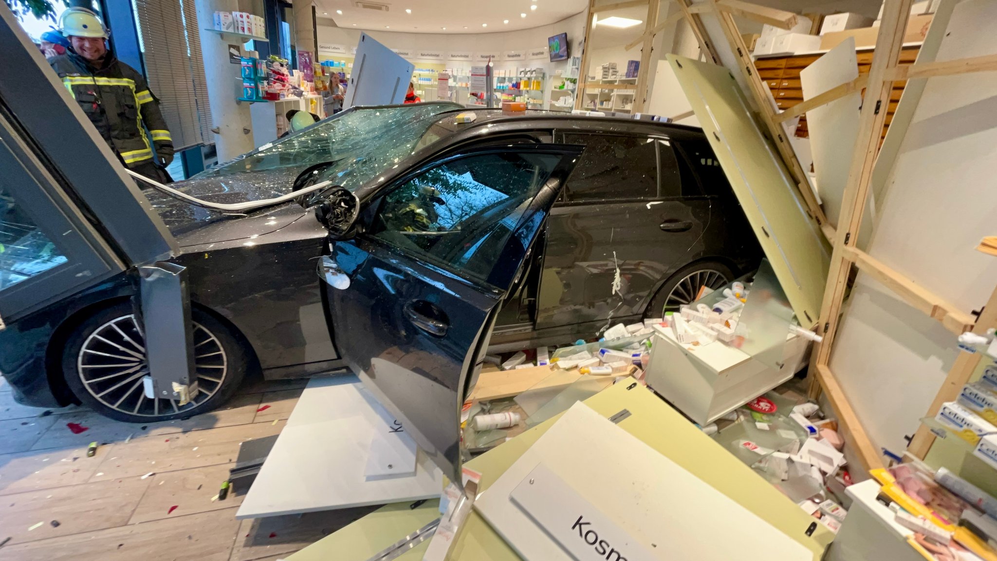 Rosenheim: Frau mit Auto rückwärts in Apotheke gekracht