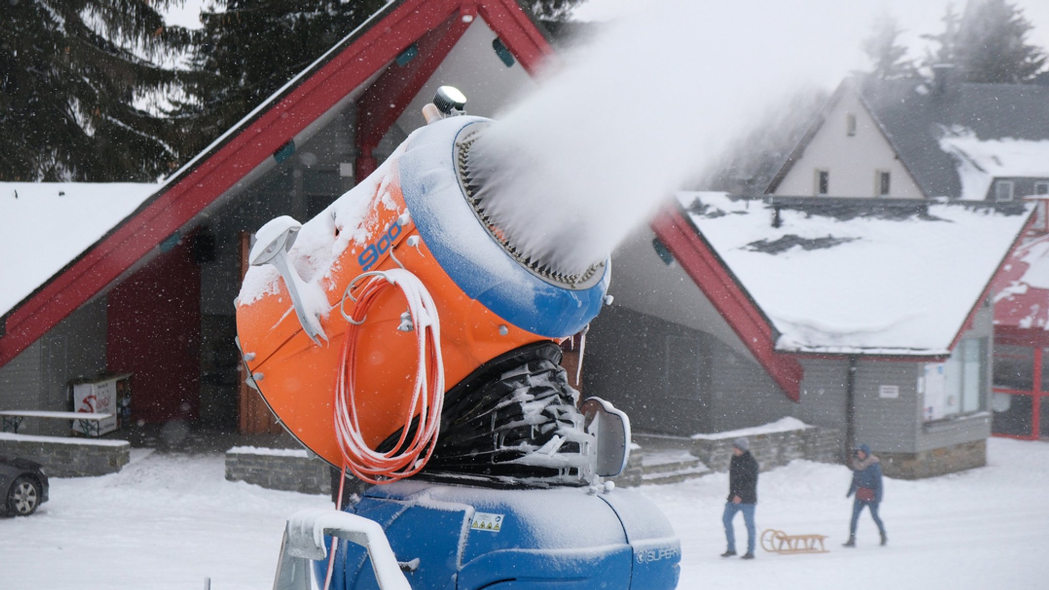 Eine Schneekanone in Aktion.