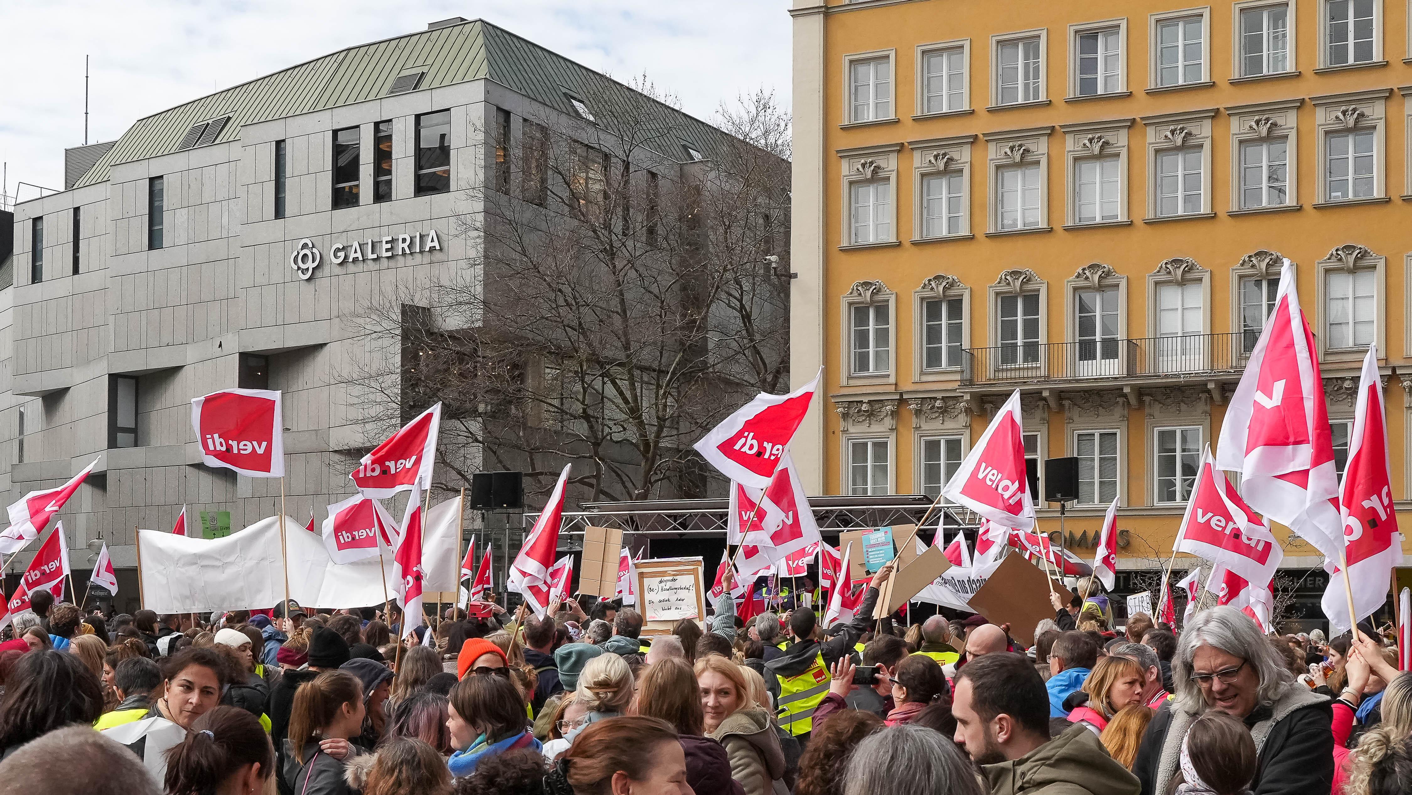 Streikende Verdi-Mitglieder im März 2023 vor dem Galeria in München - einer von bayerischen 14 Filialen, die erhalten bleiben.