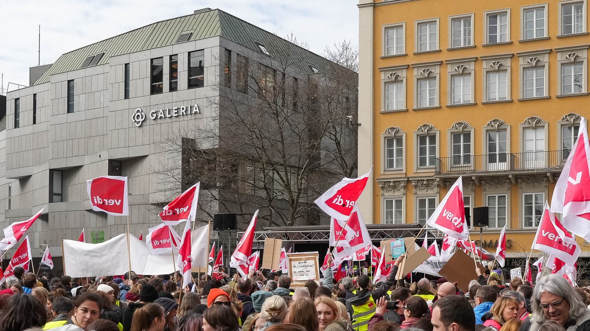 Streikende Verdi-Mitglieder im März 2023 vor dem Galeria in München - einer von bayerischen 14 Filialen, die erhalten bleiben.