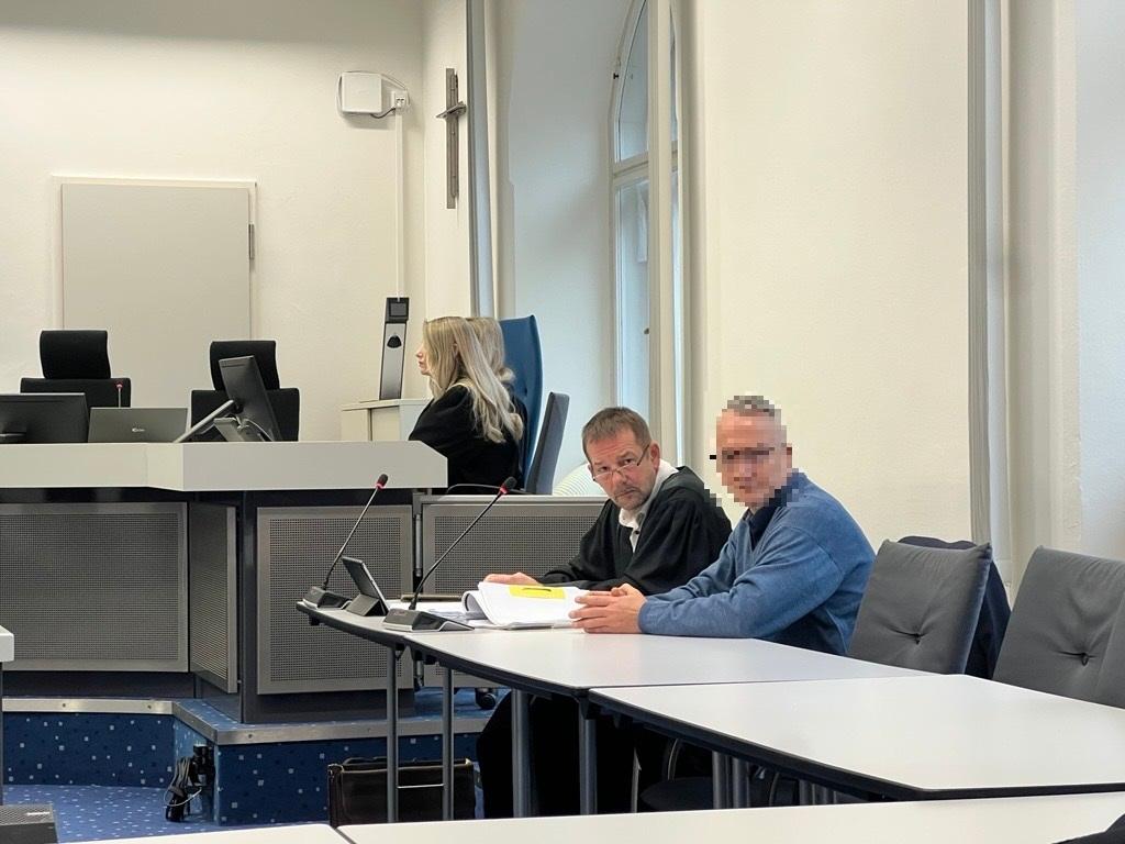 Der Angeklagte mit seinem Verteidiger im Gerichtssaal.