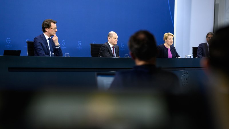 Kanzler Olaf Scholz (M.) mit NRW-Ministerpräsident Hendrik Wüst Berlins Regierender Bürgermeisterin Franziska Giffey sitzen im Kanzleramt bei einer Pressekonferenz.