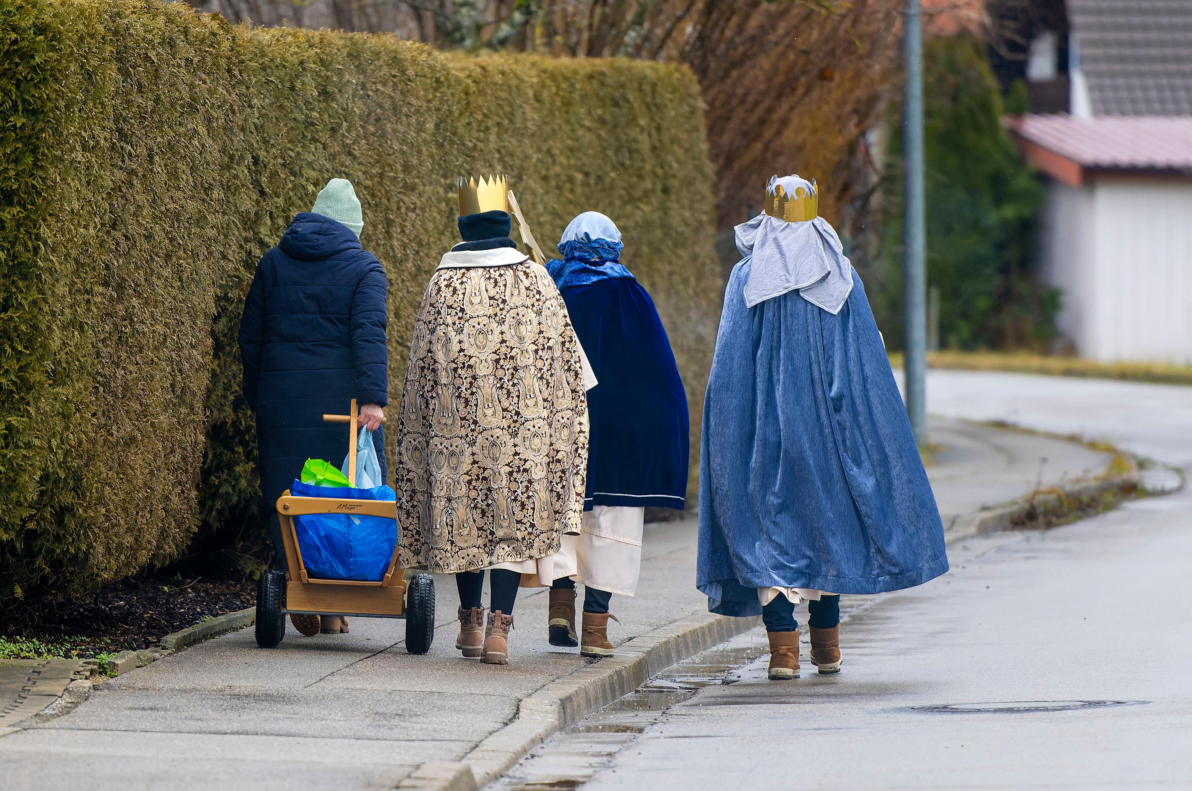Kinder und Jugendliche verkleidet als Sternsinger wandern durch Altensteig.