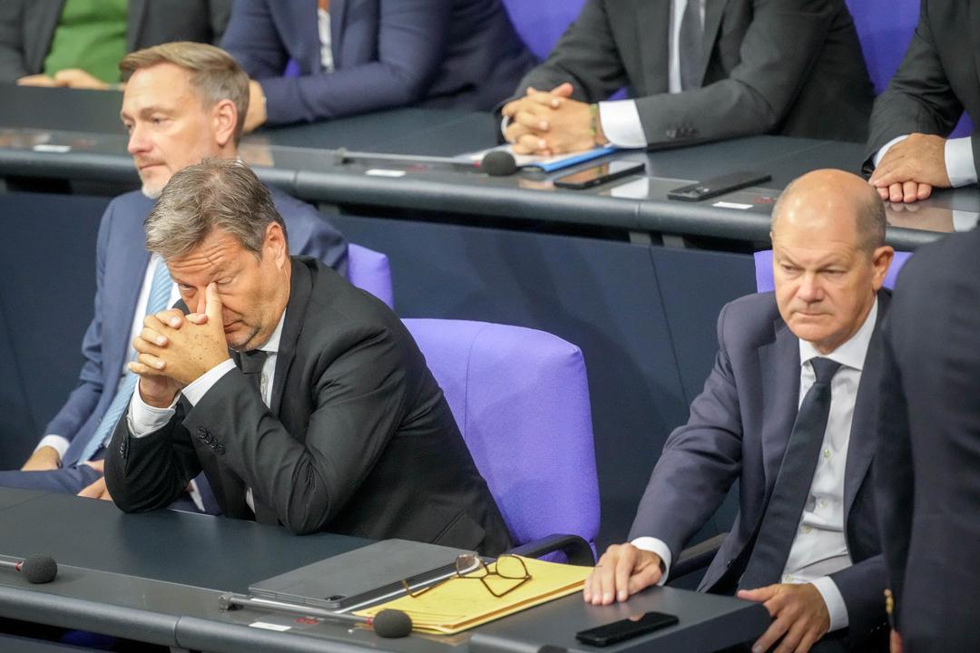 Christian Lindner (l-r, FDP), Bundesminister der Finanzen, Robert Habeck (Bündnis 90/Die Grünen), Bundesminister für Wirtschaft und Klimaschutz, und Bundeskanzler Olaf Scholz (SPD)