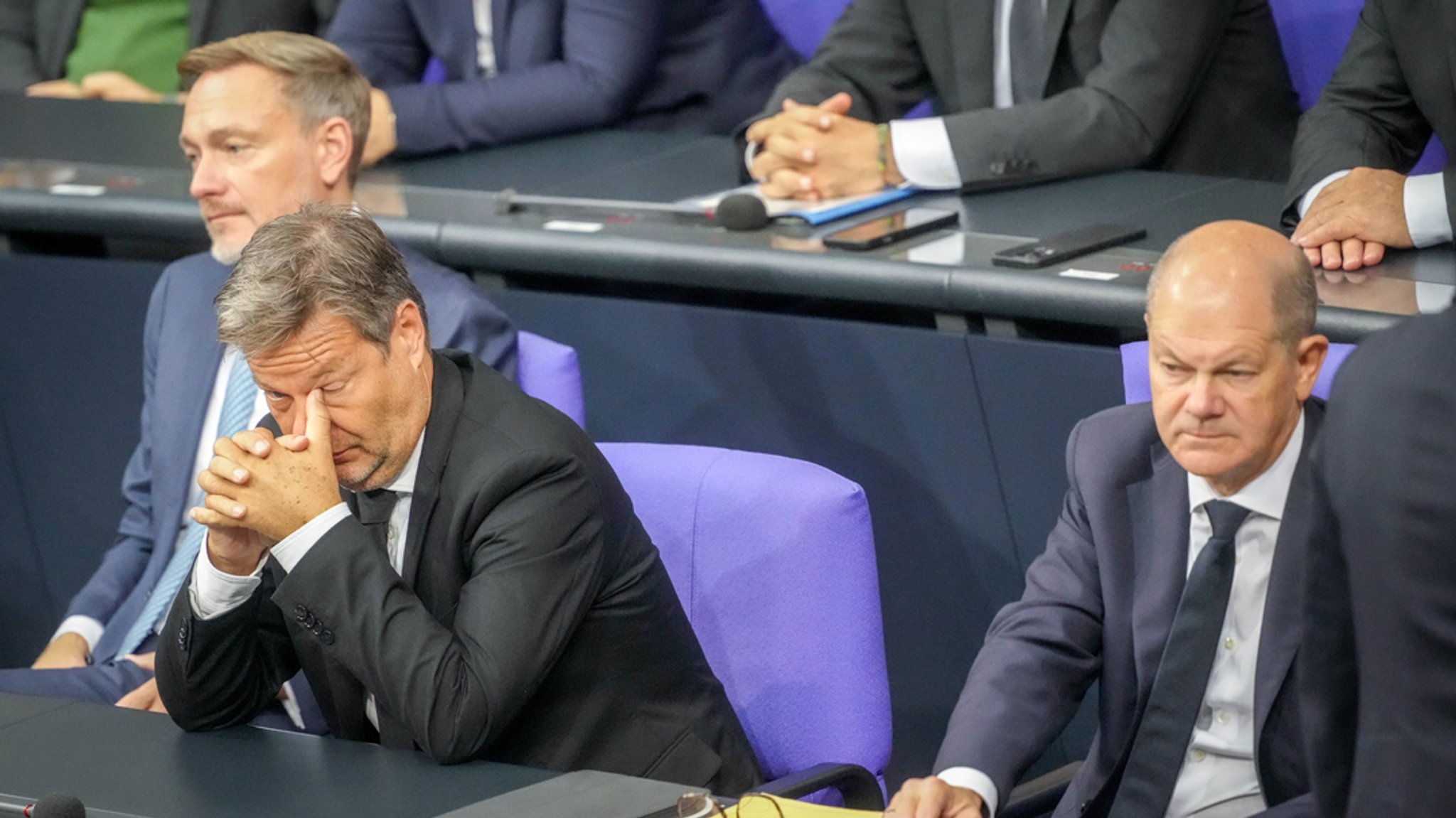 Christian Lindner (l-r, FDP), Bundesminister der Finanzen, Robert Habeck (Bündnis 90/Die Grünen), Bundesminister für Wirtschaft und Klimaschutz, und Bundeskanzler Olaf Scholz (SPD)