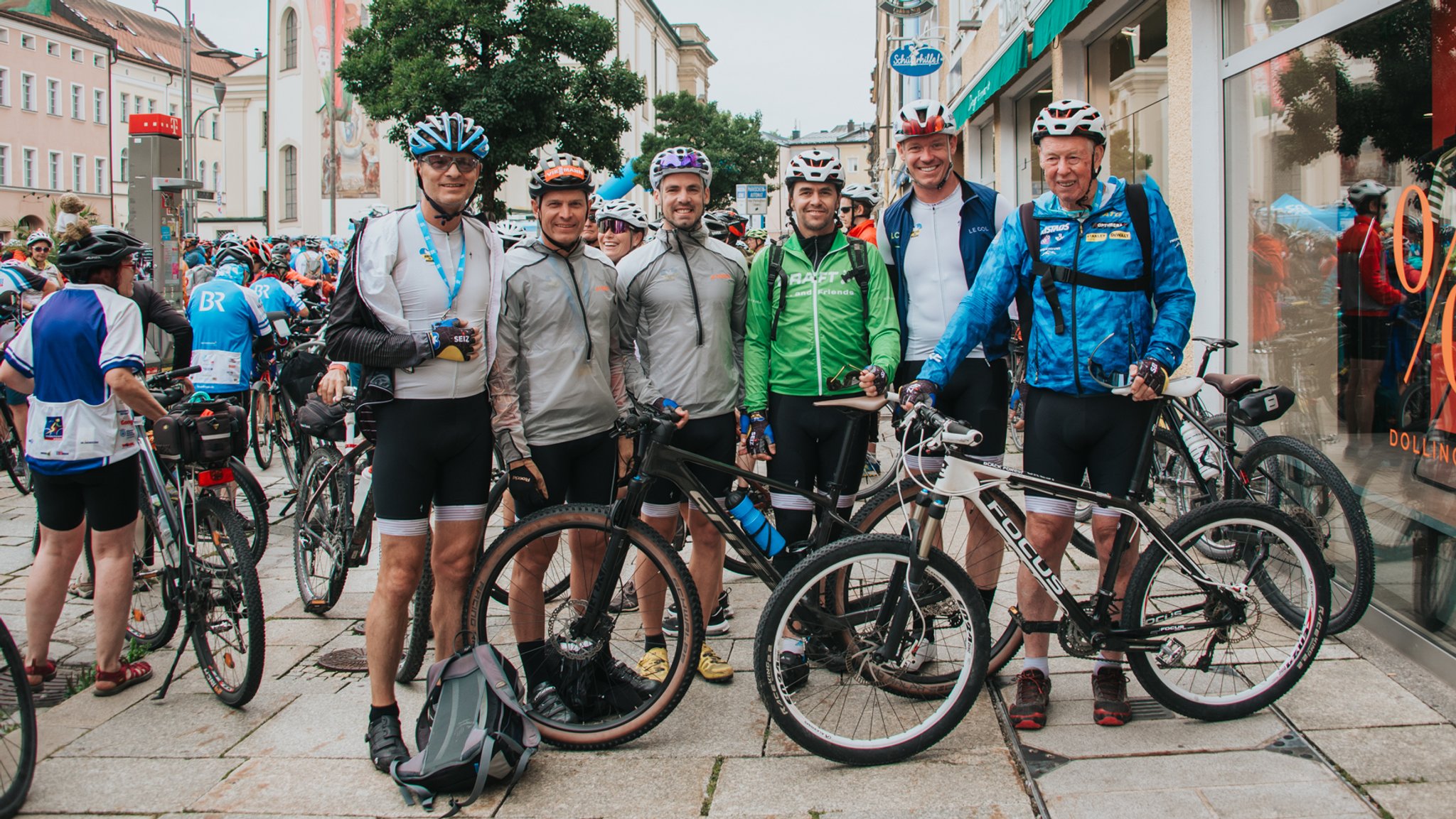 Gruppenfoto vorm Start der 4. Etappe auf dem Traunsteiner Stadtplatz