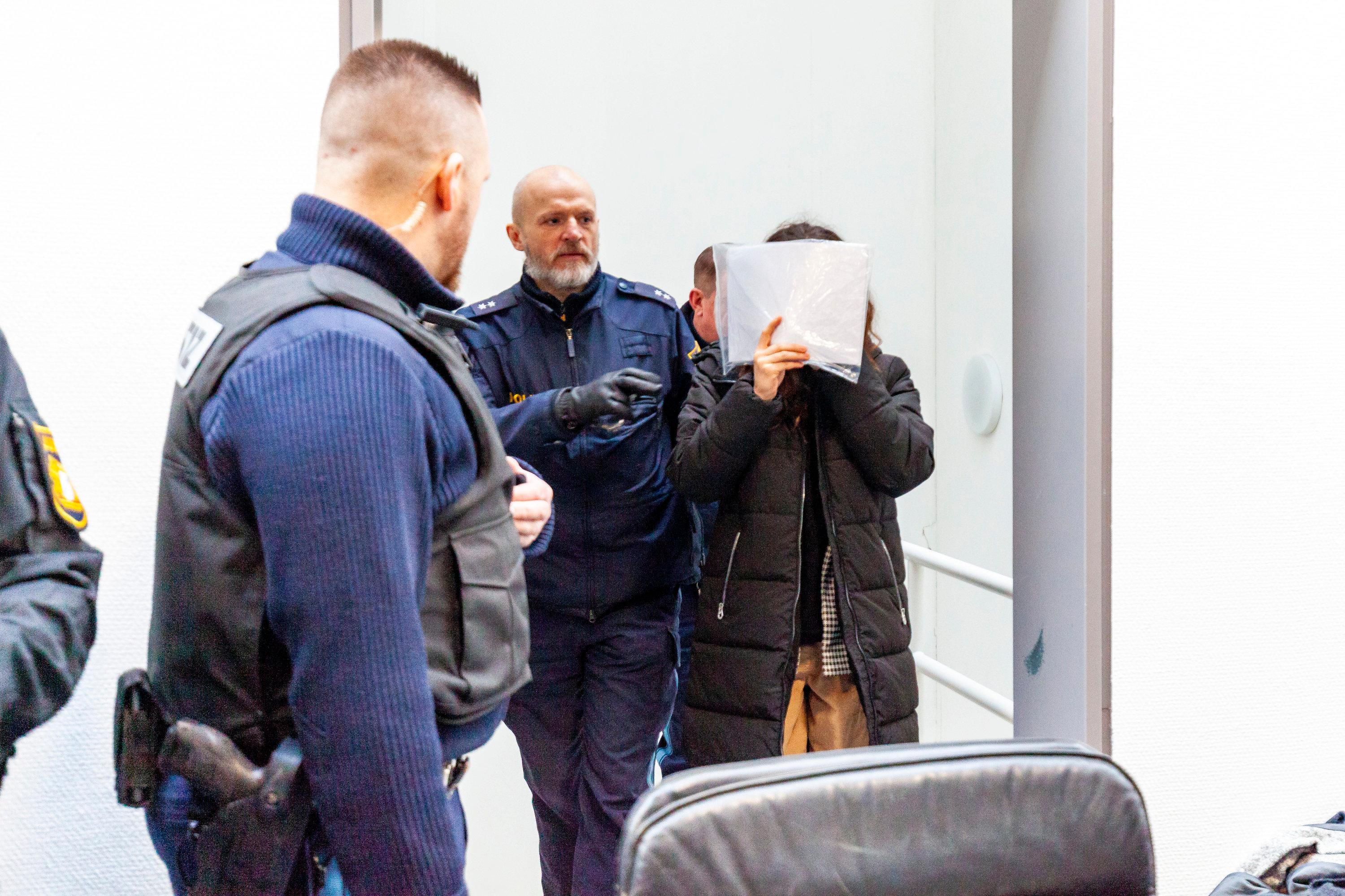 Eine angeklagte Frau kommt zum Mordprozess um die Tötung einer "Doppelgängerin" (Archivbild)