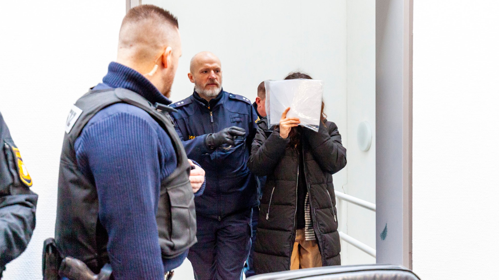 Eine angeklagte Frau kommt zum Mordprozess um die Tötung einer "Doppelgängerin" (Archivbild)