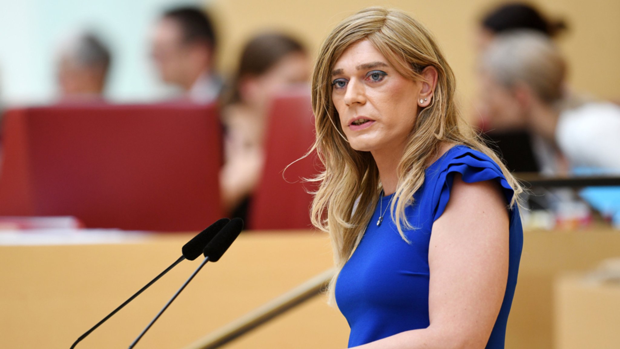 Tessa Ganserer (Bündnis 90/Die Grünen) spricht bei einer Plenarsitzung im Bayerischen Landtag im Plenarsaal (Archivbild 26.6.19).