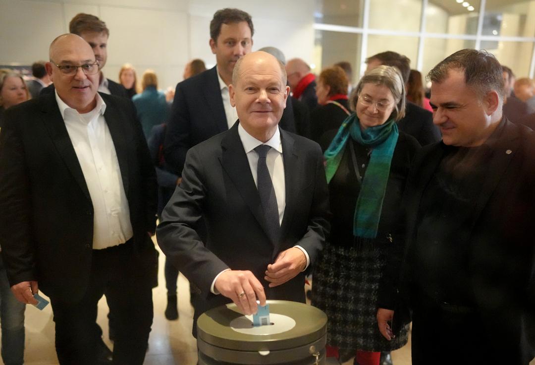 Bundeskanzler Olaf Scholz (SPD) gibt seine Stimme bei der Abstimmung über die Vertrauensfrage ab.