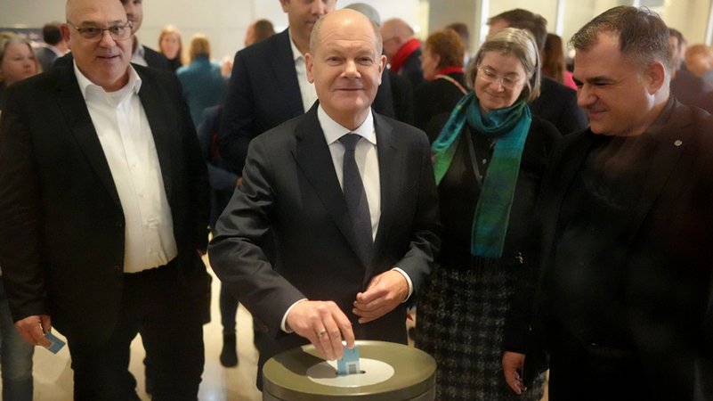 Bundeskanzler Olaf Scholz (SPD) gibt seine Stimme bei der Abstimmung über die Vertrauensfrage ab. | Bild: dpa-Bildfunk/Kay Nietfeld Bundeskanzler Olaf Scholz (SPD) gibt seine Stimme bei der Abstimmung über die Vertrauensfrage ab.